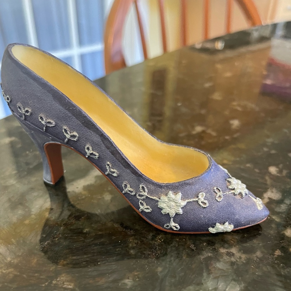 1999 Kingsbridge My Treasure Victorian Pump Resin Shoe Miniature Decoration